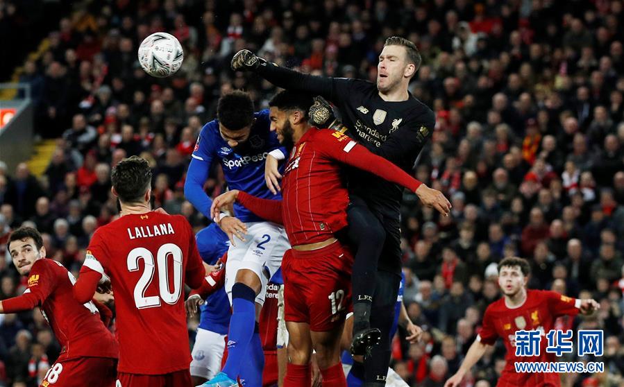 媒体人：杯赛的地板问题太大了，换地板无望应该撕掉所有地贴